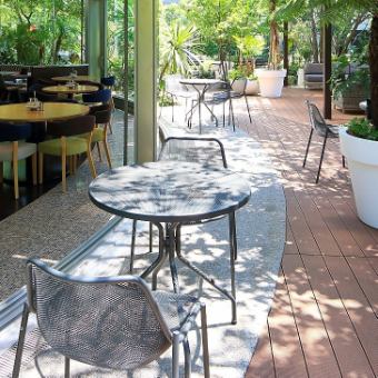 The terrace seats that are ideal for lunch time are ideal for 2 people ♪
