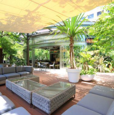 夏天的话，推荐在露台上用餐！有很大的遮阳伞，可以安心用餐，不用担心晒太阳！宽大舒适的沙发，让你仿佛置身于新加坡的度假村。