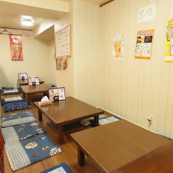 【ゆったりとくつろげるお座敷】4名様までご利用可能なお座敷を4卓ご用意。小さなお子様連れのご家族のお食事や、少人数での宴会・飲み会にもぴったりです◎お子様用の食器類もございますので、お気軽にお声がけください。美味しいお料理とお酒で、思い出に残るひとときをお過ごしください♪