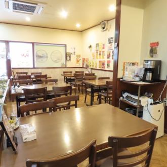 【テーブル席】3～7名様までご利用いただけるテーブル席をご用意。ご家族やご友人、同僚とのお食事はもちろん、少人数での宴会にもぴったりです。広々とした空間で、落ち着いた雰囲気の中、本格四川料理とお酒をゆっくりとお楽しみいただけます♪