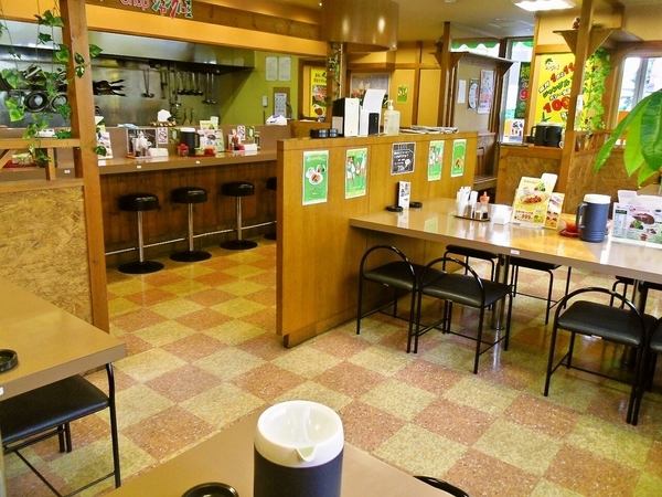 明亮寬敞的內部乾淨，您可以從容地用餐。有櫃檯和桌子座位，因此您可以單獨使用，與家人或團體一起使用♪