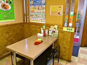 テーブル席もございます！ご家族やご友人と楽しい時間をお過ごし頂けます。