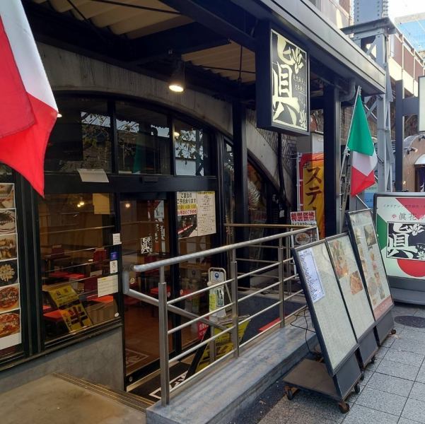 有楽町駅から徒歩4分の好立地！アクセス抜群で、お仕事帰りにも立ち寄りやすい便利なロケーション。都会の喧騒を忘れさせる心地よい空間で、特別な時間をお楽しみください。