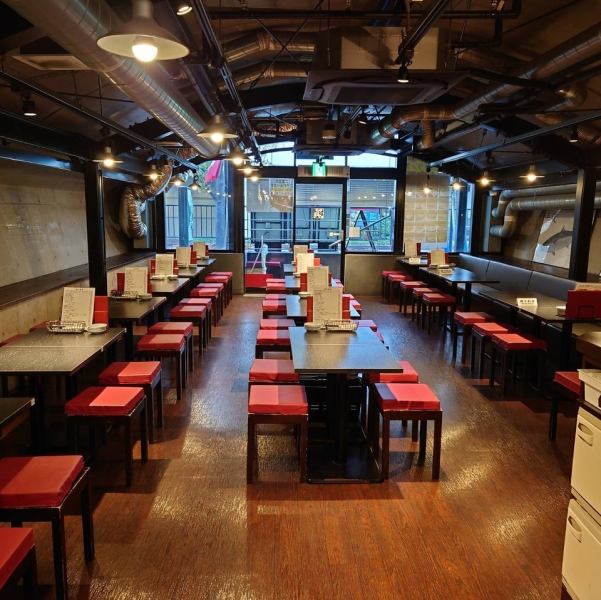 最大70名様までご利用いただける広々とした店内は、ゆったりとくつろげる空間設計。大人数の宴会やパーティーにも対応可能で、親しい仲間やご家族との時間を心地よくお過ごしいただけます。開放感あふれる空間で、特別なひとときをお楽しみください。