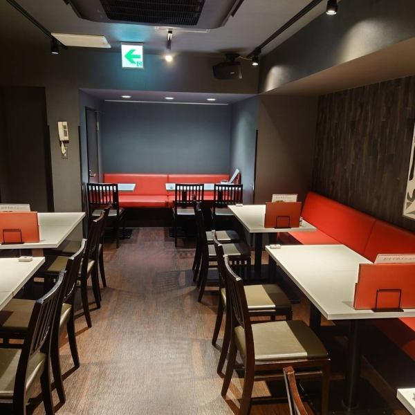 プライベート感あふれるVIPルームをご用意。14名様から最大32名様までご利用いただける贅沢な空間は、特別なご宴席や大切な会議、プライベートパーティーに最適です。上質な雰囲気の中、ゆったりとお過ごしいただけるワンランク上のひとときをご提供します。