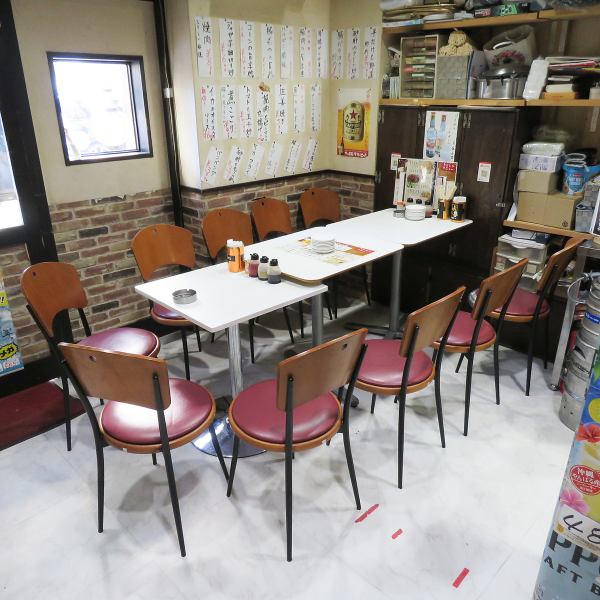 昼飲み歓迎、店内喫煙OKの気軽に立ち寄れる大衆中華酒場。お一人様から少人数宴会まで幅広く対応し、貸切のご相談も可能です。小皿中心のメニューで色々楽しめるため、仕事帰りの一杯や仲間とのちょい飲みにも最適。落ち着いた空間でゆっくりお酒を楽しめます。
