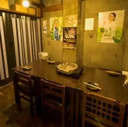 3名様から最大20名様まで、人数に合わせて柔軟に対応できる宴会個室をご用意しております。各席はパーテーションで仕切られているため、周囲を気にせず会話とお食事をゆったりとお楽しみいただけます。また、全席喫煙可能なので愛煙家の方が集まる会社宴会や親睦会にも、ストレスなく利用可能！広島料理宴会なら当店へ！