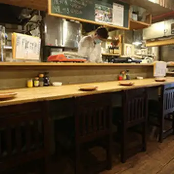 【카운터석:1분×4탁】카운터는 눈앞에서 스탭이 조리하는 모습이 보이는 특등석입니다.조리장의 활기와 향기를 느끼면서 저희 가게 자랑의 굴이나 수정 구이를 마음껏 즐겨 주세요.1인이나 데이트에서의 이용에◎