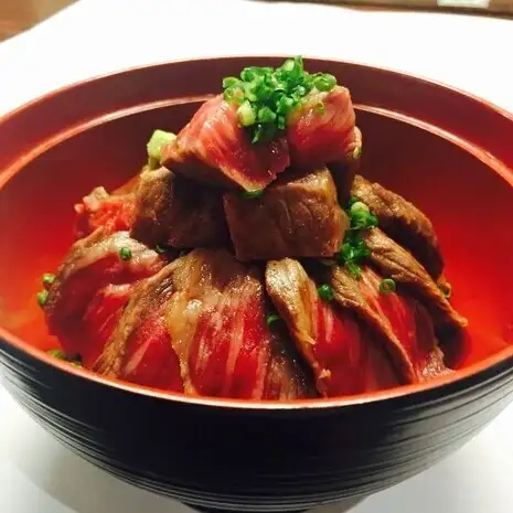 くまもとあか牛のステーキ丼 (100g)
