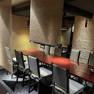 [2F/テーブル席]ロールアップカーテンがある2Fのお席は半個室空間としてゆったりお過ごしいただけます◎