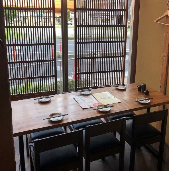 店裡的沙丁魚座位如何欣賞日本溫暖的木頭氛圍？在這裡，您可以與伴侶聊天而不是崎interior的內部空間。儘管它是基本的日本料理，但我盡量避免陷入困境，因此，您絕對應該找到自己喜歡的料理。
