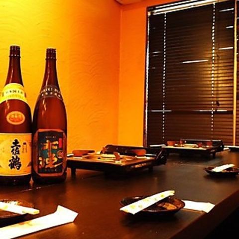 Stretch your legs out and relax in the tatami seating. Small groups to large groups can all relax and unwind. We will treat you to the best space, the best drinks, and the best food.