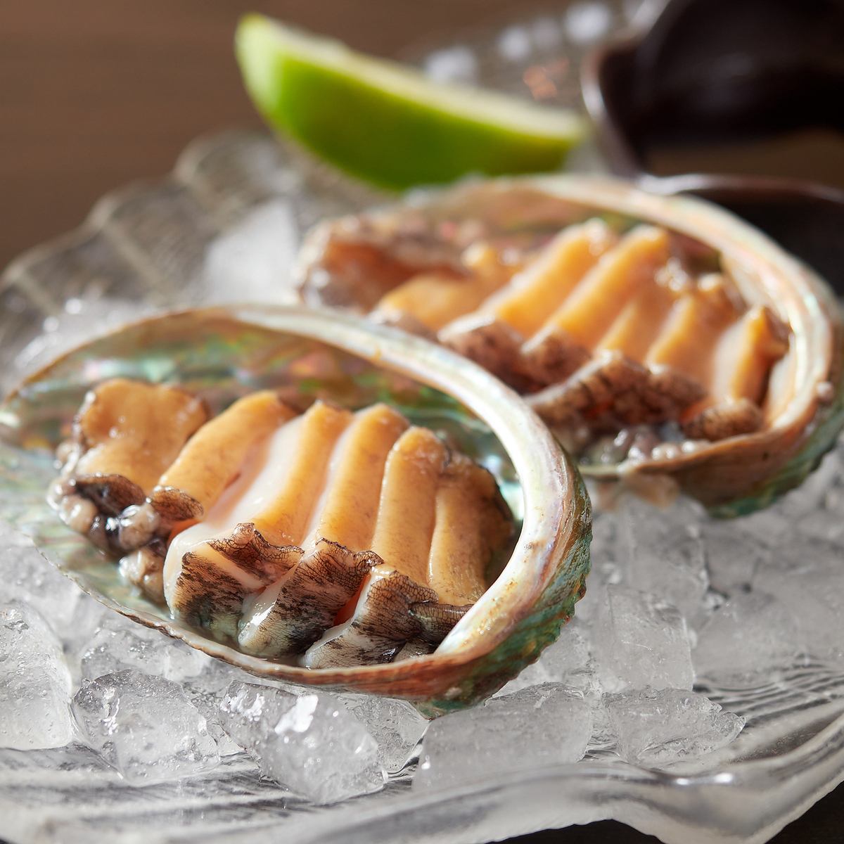 For groups: In addition to grilled oysters, the course also includes abalone sashimi and rice cooked in a pot.