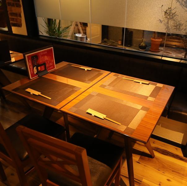 白を基調とした木のぬくもり感じる店内で女子会や飲み会に♪4名掛けテーブル4席ご用意しております！美味しいお酒とお料理に会話も弾むこと間違いなし！壁側がソファーになっているので、ご家族でも是非ご利用ください♪落ち着いてゆったり楽しんでいただけます。