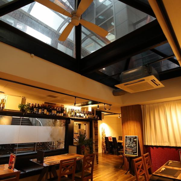 【地下１階にある大人の隠れ家♪】北緑丘徒歩6分ビル地下１階にある《Dining IKINA》は中に入れば、木のぬくもり感じるお洒落な落ち着いた空間です。リピーターが多い当店は居心地がよく、こだわり抜いたお料理は、味も見た目も抜群♪気さくなシェフやスタッフがお待ちしております♪