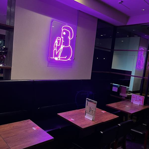 壁に映えるネオンアートが特徴的な店内は、トレンド感あふれるスタイリッシュな雰囲気。落ち着いた照明とモダンなインテリアが融合し、まるで都会の隠れ家のような空間を演出します。デートや女子会はもちろん、おしゃれな飲み会にもぴったり。フォトジェニックな店内で、特別な時間をお過ごしください。