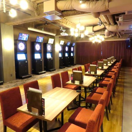 ダーツ台の側には4名様でご利用頂けるテーブル席をご用意しております！ダーツをしながらワイワイするも良し◎料理やお酒を楽しみながらダーツの挑戦者を見守るのも◎
