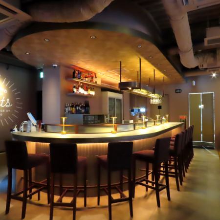 バーカウンターでは種類豊富にドリンクをご用意しております！もちろんビールやサワー、焼酎、ワイン等も◎オシャレな空間で日常を忘れて楽しい時間をお過ごし下さい♪