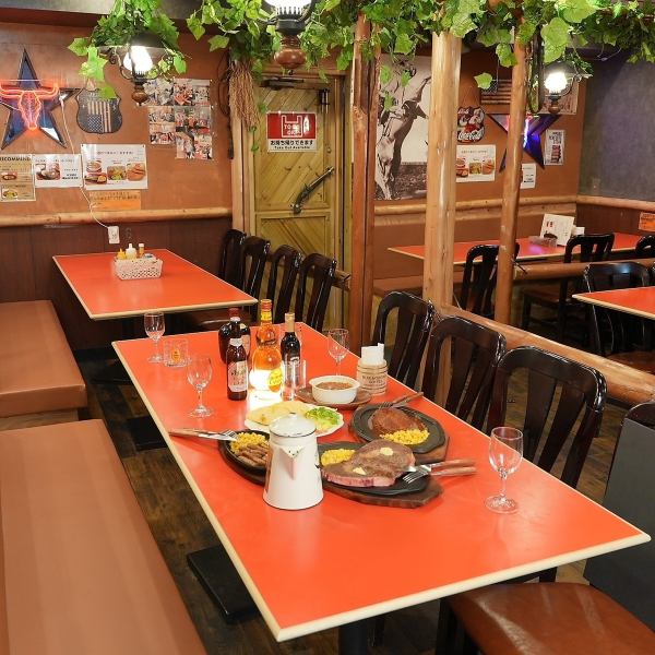 ご家族やご友人とのカジュアルなお食事に使いやすいテーブル席がメインです◎豪勢なステーキメニューを提供する当店は、特別な日のディナーを楽しむ場としてもおすすめです。