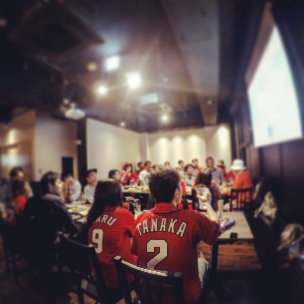 居酒屋としても、スポーツバーとしても楽しめる“新感覚のスポーツ居酒屋”！豊富なドリンクと料理を囲みながら、大型モニターで観戦も◎仲間とワイワイ盛り上がるも良し、一人でふらっと立ち寄るも良し。他にはない空間で、特別なひとときをお過ごしください。