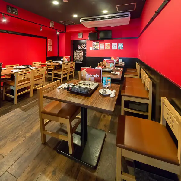 【落ち着くアットホームな店内】4名様用4卓、2名様用1卓のテーブル席を完備!少人数の飲み会から賑やかな宴会まで幅広くご利用いただけます。宴会にぴったりな「もつ鍋満足コース」はもちろん、名物の「もつ鍋2人前」に人気の一品料理がついたお得なセットもご用意!会社の集まりやご家族・友人との食事に最適です。