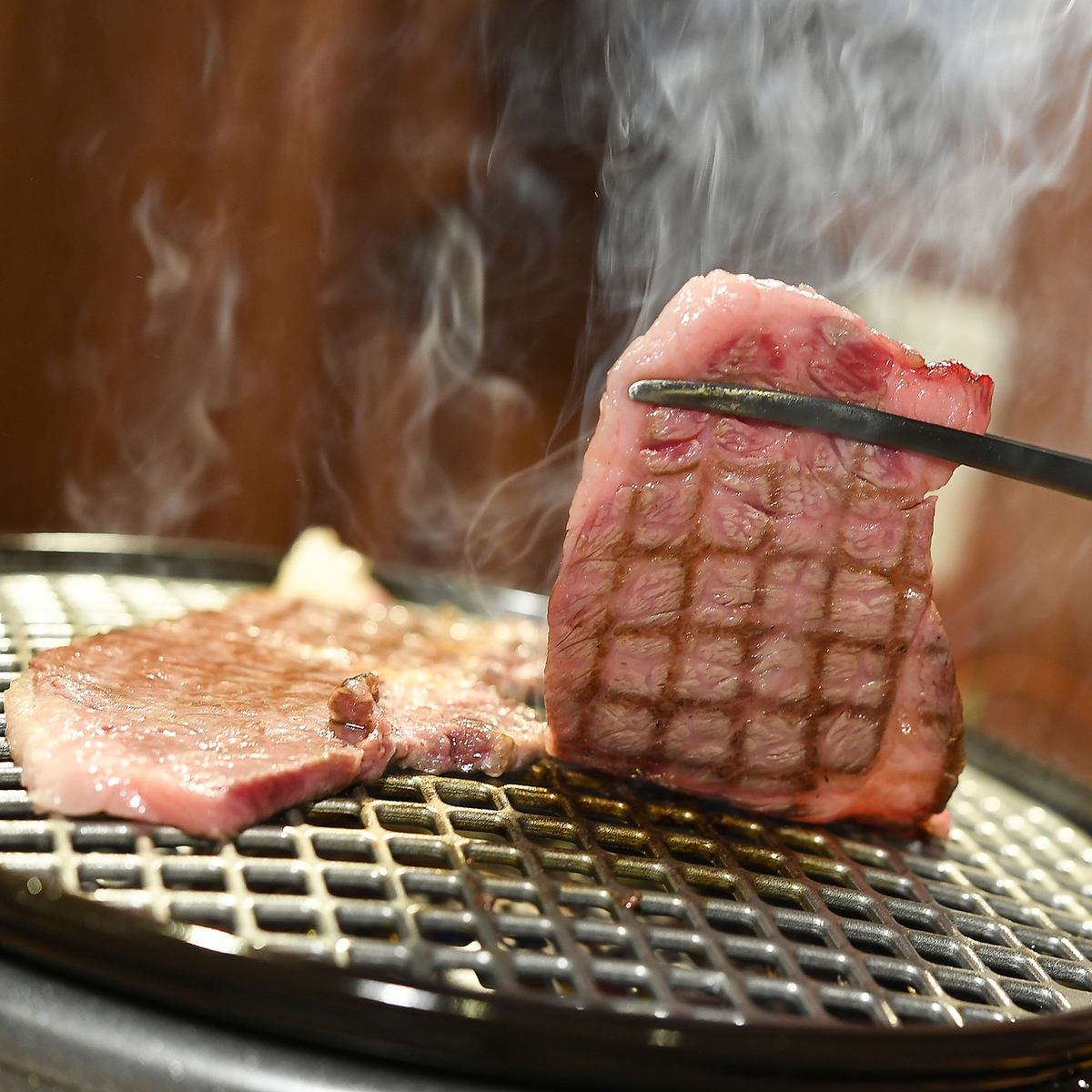 とろける極上の脂！特製のタレに付けてお召し上がりください。