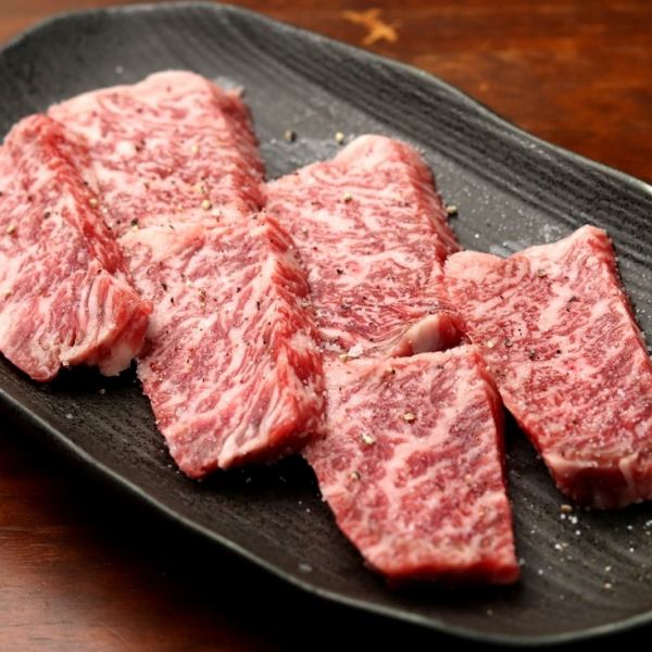 【黒毛和牛カルビ】最高に柔らかくジューシーな肉の旨味が堪らない！