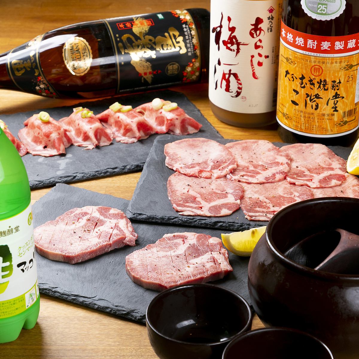 烤肉×烏丸♪用自製醬汁吃的著名的九條蔥內臟非常棒！無限暢飲1,500日元起