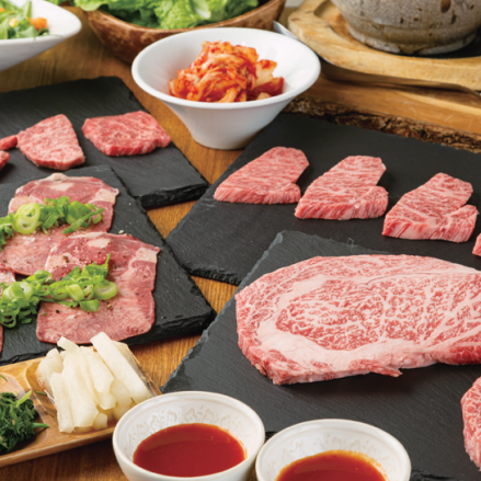 Enjoy Kuroge Wagyu beef yakiniku ♪ Mochi pork shabu-shabu is also available ◎