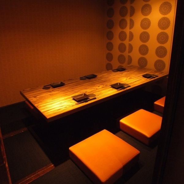 【仲の良いご友人・知人様とのお食事に最適な個室席】ゆったりお過ごし頂ける個室席を完備しており、広々とした空間でのお食事とお酒をお愉しみいただけます。お料理やお酒も豊富にご用意しておりますので、飲み会やお食事の席に最適です。