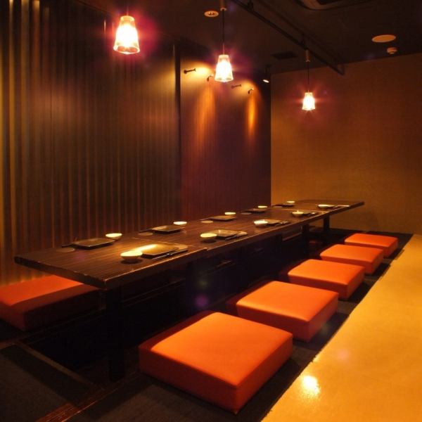 【個室完備】 ご宴会は『楽蔵　府中店』にお任せください！大人数様向けの大型個室では、ゆったりとした楽しいひと時をお過ごしいただけます。中小規模のお食事にピッタリの個室もご用意しているので、ご家族でのご利用や仲間内の飲み会にも。
