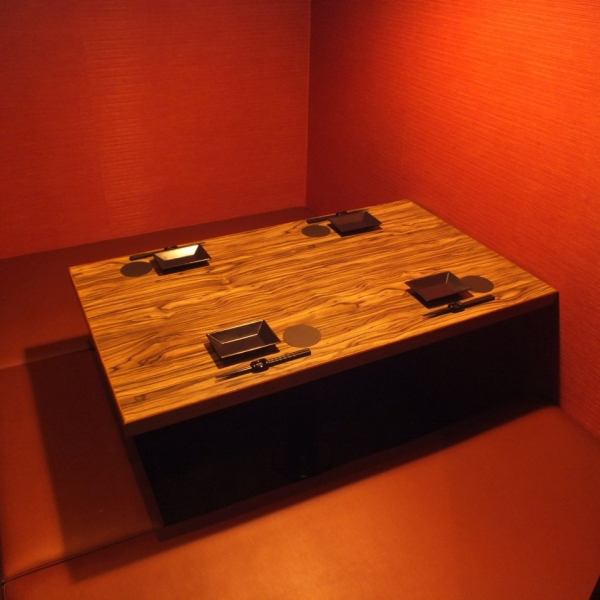 【デート・女子会にも】店内は和モダンでくつろげる空間。落ち着いた雰囲気の個室でゆったりとお過ごし頂けます。デートや記念日、接待などプライベートな飲み会にご利用ください。疲れた足を伸ばしながらお食事をお愉しみいただけます。