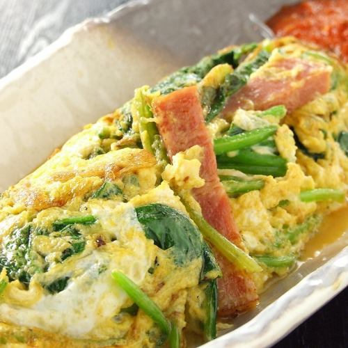 Spinach and thick-sliced bacon cheese omelet