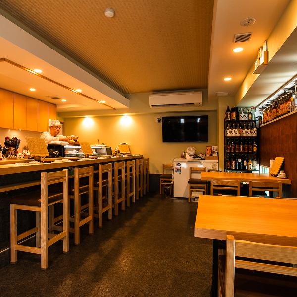 落ち着いた雰囲気の中で特別なひとときを提供します。柔らかな照明と木の温もりが感じられる内装は、親密な会話にぴったり。お寛ぎいただけるカウンター席を完備のため、デート利用や二人の特別な時間をお過ごしいただけます。暖かみ溢れる落ち着いた大人空間で、贅沢な食の饗宴をご満喫下さい。