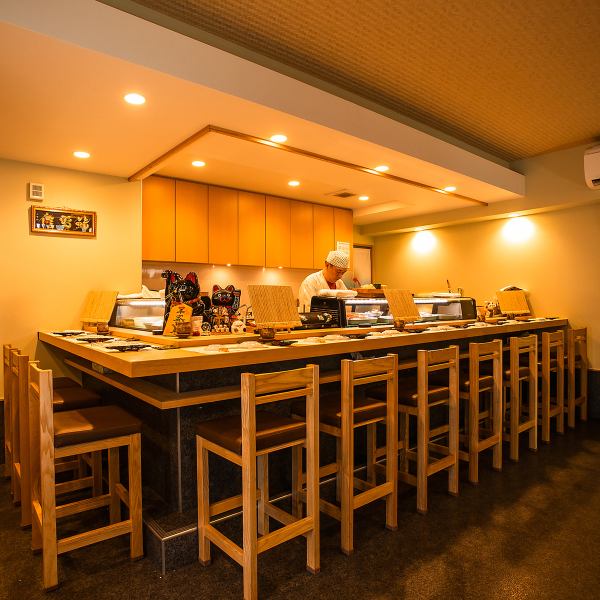 当店は居心地の良い空間を大切にし、おひとり様でも安心してご利用いただけます。カウンター席では職人が料理を仕上げる様子を楽しみながら、リラックスした時間を過ごせます。お仕事帰りの一杯や気軽な食事にぴったりな場所ですので、ぜひお気軽にお立ち寄りください。お待ちしております。