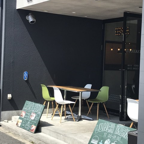 [1F Open Terrace] Pets are allowed ♪ The terrace is a place where you can take a breather after a walk with your dog ♪ On a sunny day, how about enjoying a delicious hamburger while breathing in the outside air ♪ [Hamburger Ikeshita Burger N's Burger Cafe ]