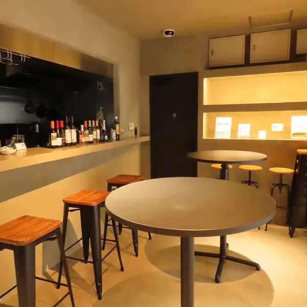 【店長との会話も楽しいカウンター席】カウンター主体の店内は、お一人様でも気軽に利用できる居心地の良さが魅力♪気さくな店長との会話も楽しみのひとつ！コンクリートの質感が映えるオトナチックな空間で、特別な一杯をどうぞ◎