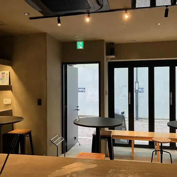 【グレー基調が映える大人の隠れ家空間】落ち着いたグレーを基調にまとめられた店内は、都会的で洗練された雰囲気が魅力◎照明を抑えた空間がワインの時間をより特別なものへと演出します♪お一人様でゆっくり過ごす夜にも、気の合う仲間との語らいにもぴったり！肩の力を抜いてくつろげる大人の隠れ家です◎
