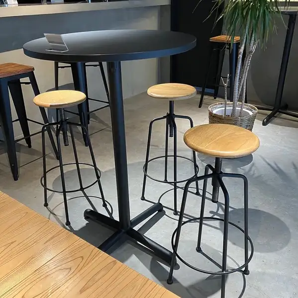 【気軽に立ち寄れるスタンドテーブル】店内にはスタンドテーブルをご用意♪サクッと一杯楽しみたい時や、二軒目利用にもおすすめです！ワイン片手に自然と会話が弾む距離感が心地よく、初めての方でも利用しやすい雰囲気◎自由なスタイルでワインを楽しめるのも魅力のひとつです！