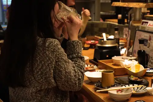 <p>R型のおしゃれなカウンター席は、キッチンのライブ感がそのまま伝わってきます。料理に詳しい大将と語り合うのも楽しいひとときですね。</p>
