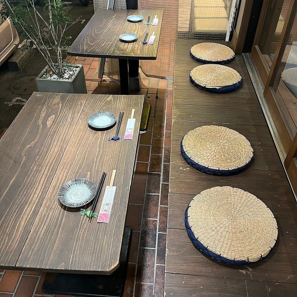 お店前にあるカップルシートの縁側席は、喫煙も可。外の風にあたりながらの一杯は最高です♪