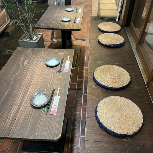 <p>お店前にあるカップルシートの縁側席は、喫煙も可。外の風にあたりながらの一杯は最高です♪</p>