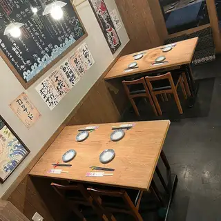 気軽に座って気軽に飲めるテーブル席は4名席が3卓ございます。街の風景を見ながら飲める席となっております！