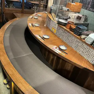 円形にデザインされたカウンター席でしっぽりと