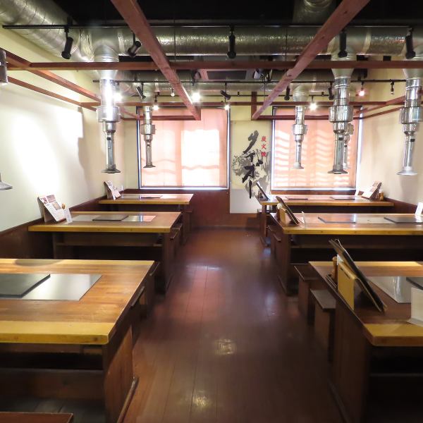 2,3人でのお食事も20人以上の大宴会も利用可能な当店！様々なシーンでご利用くださいませ。お荷物は椅子の中にしまうことが可能ですので、焼肉の匂いが気になる方も安心◎！また店内は段差はなく、車いすやベビーカーにも対応可能！4階ではありますがエレベーターもございます♪横須賀中央駅から徒歩1分でアクセスも抜群★