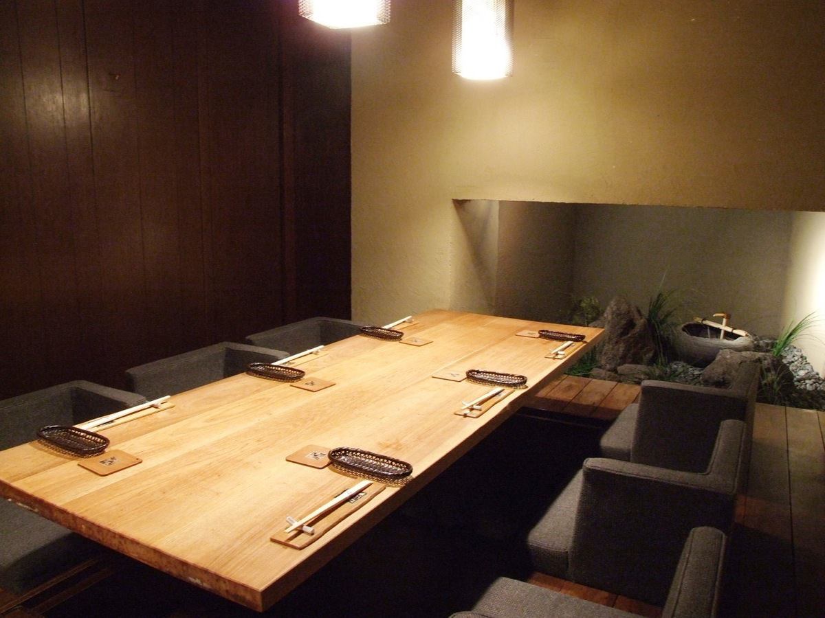 少人数から対応できる掘りごたつ個室で、ゆったりお食事を。