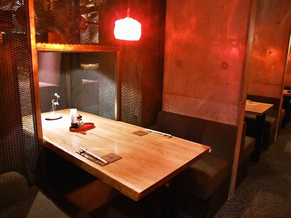 落ち着いた雰囲気の仕切りのある2名席で旬の味覚をご堪能下さい