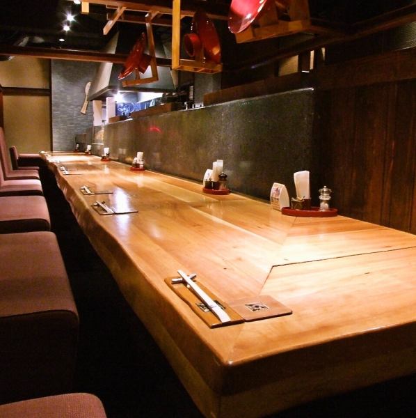 和食を楽しむなら風情ある大きな板のカウンター席で。ゆったりとした空間と落ち着いた雰囲気で旬の味覚を味わえます