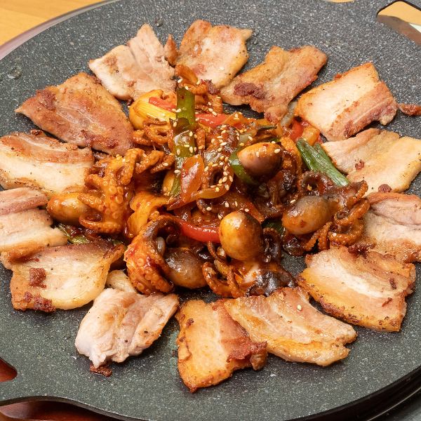 ジューシー豚ロースがたまらない★熱々鉄板で旨味を閉じ込めた！【チュクミ&サムギョプサル】