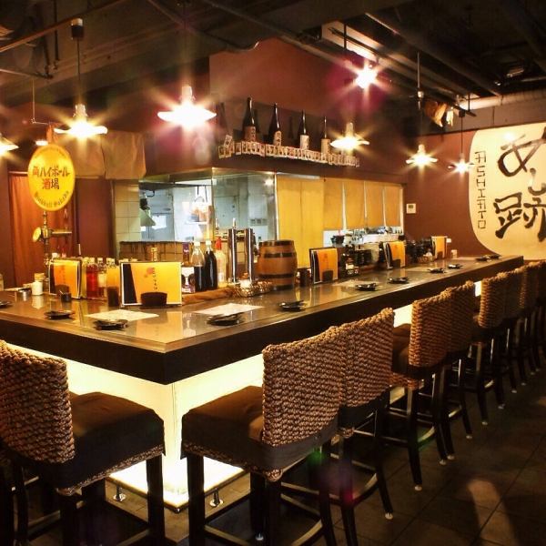 [Spacious counter seats popular with regular customers] A stylish counter space facing the open kitchen ♪ If you want to enjoy a conversation between two people, be sure to...